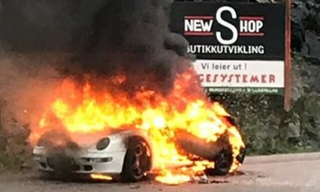 image: Porsche i full fyr utenfor Tusenfryd